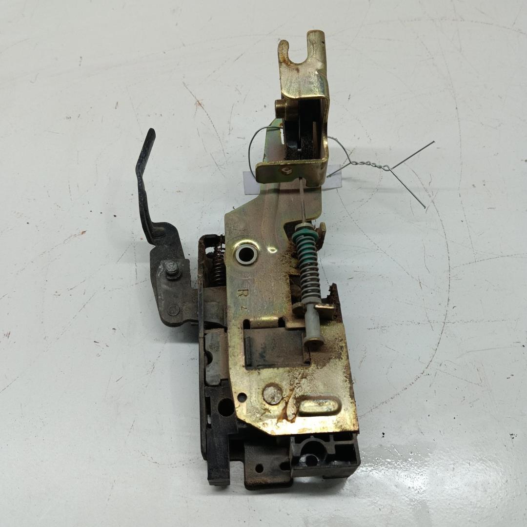 Замок двери передней правой