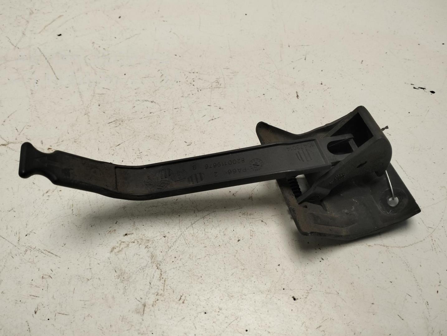 Замок капота