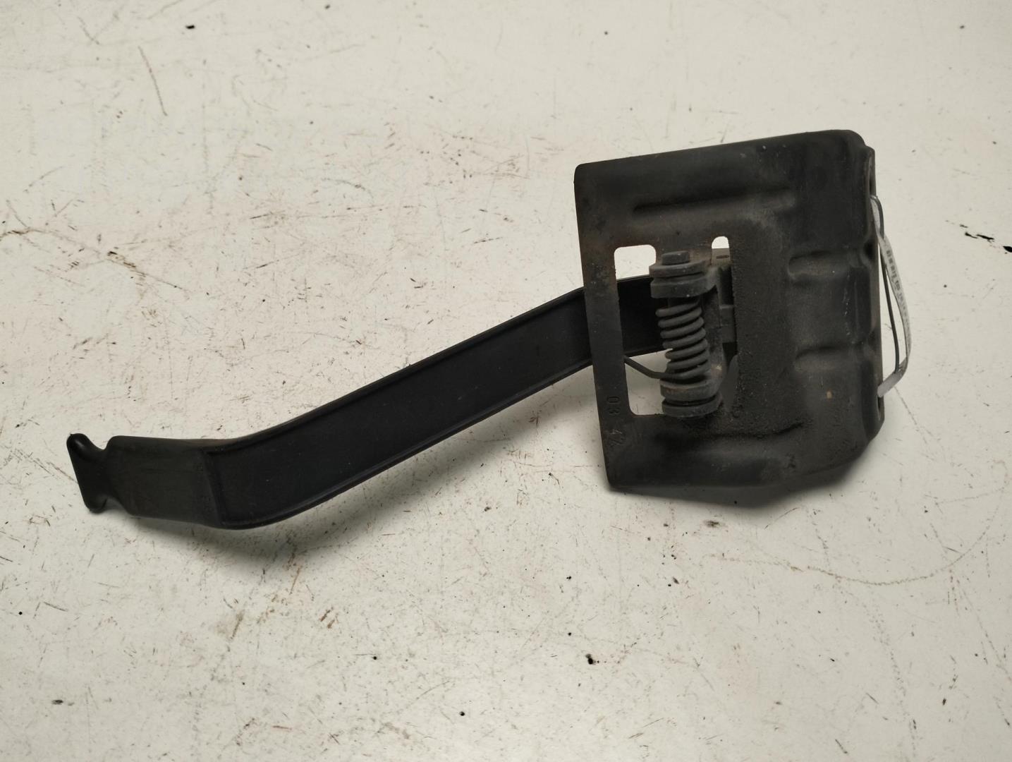 Замок капота