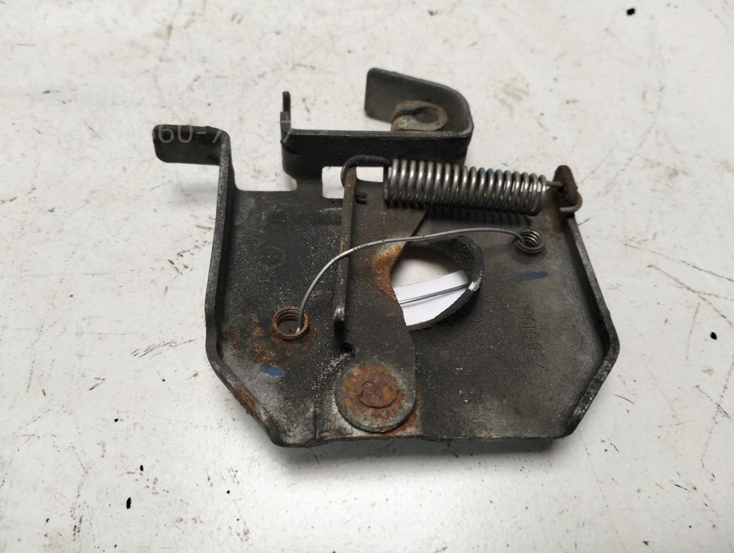 Замок капота