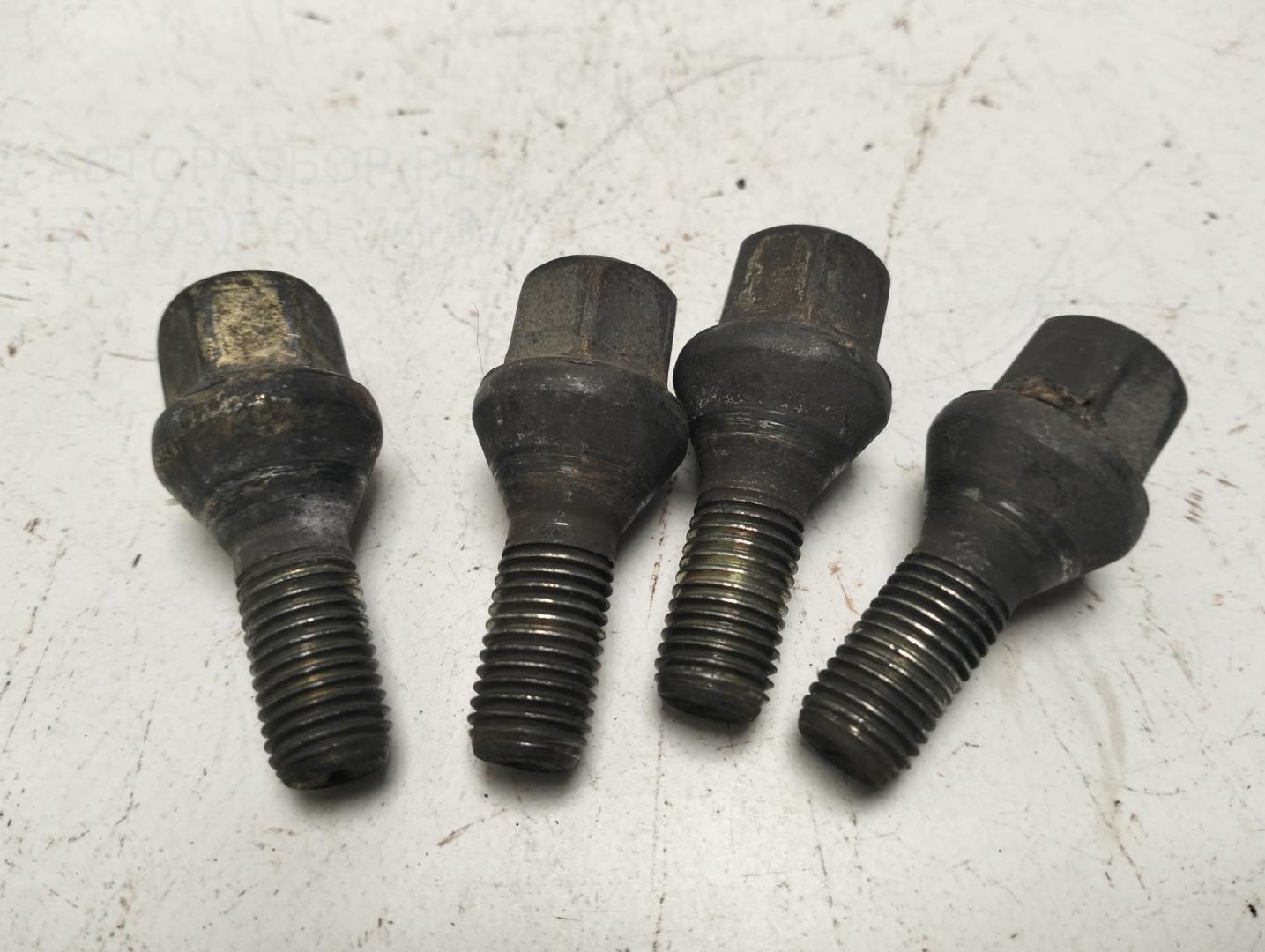 Болт колесный