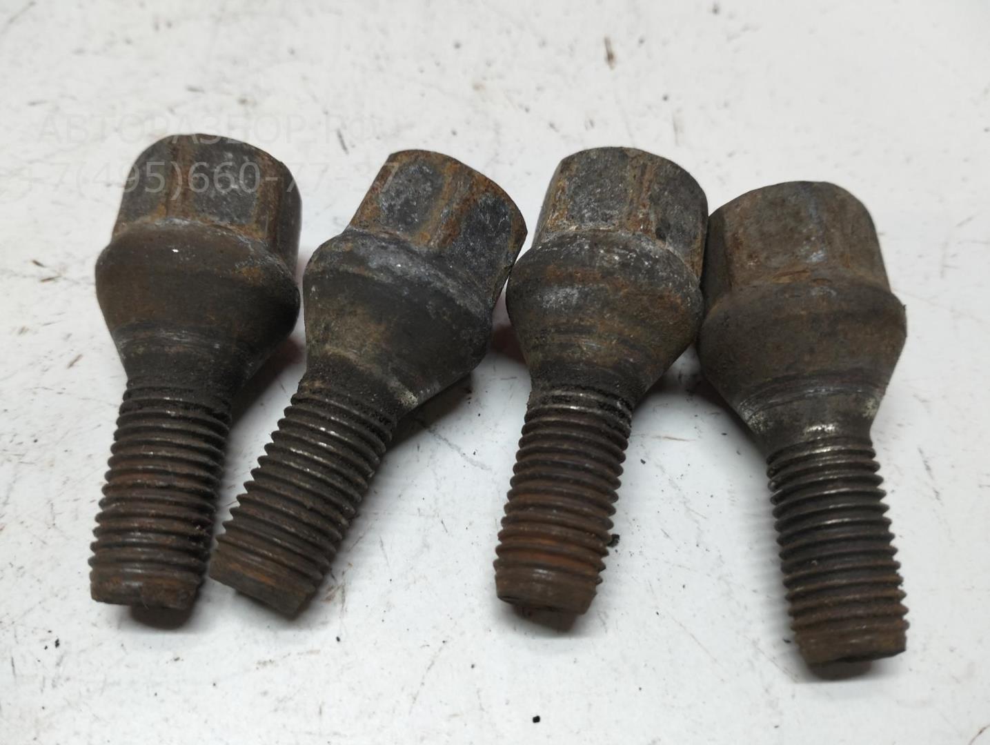 Болт колесный