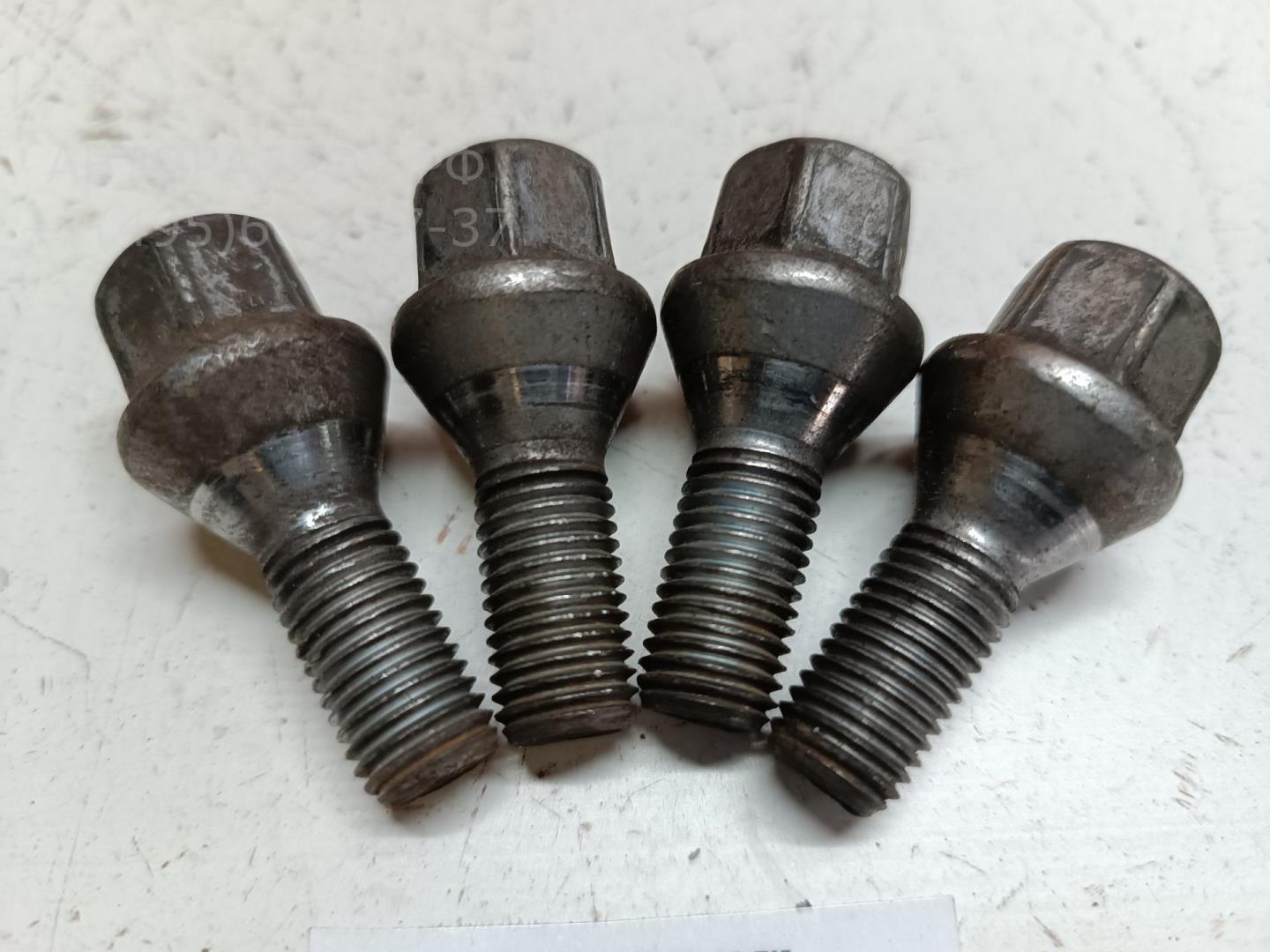 Болт колесный