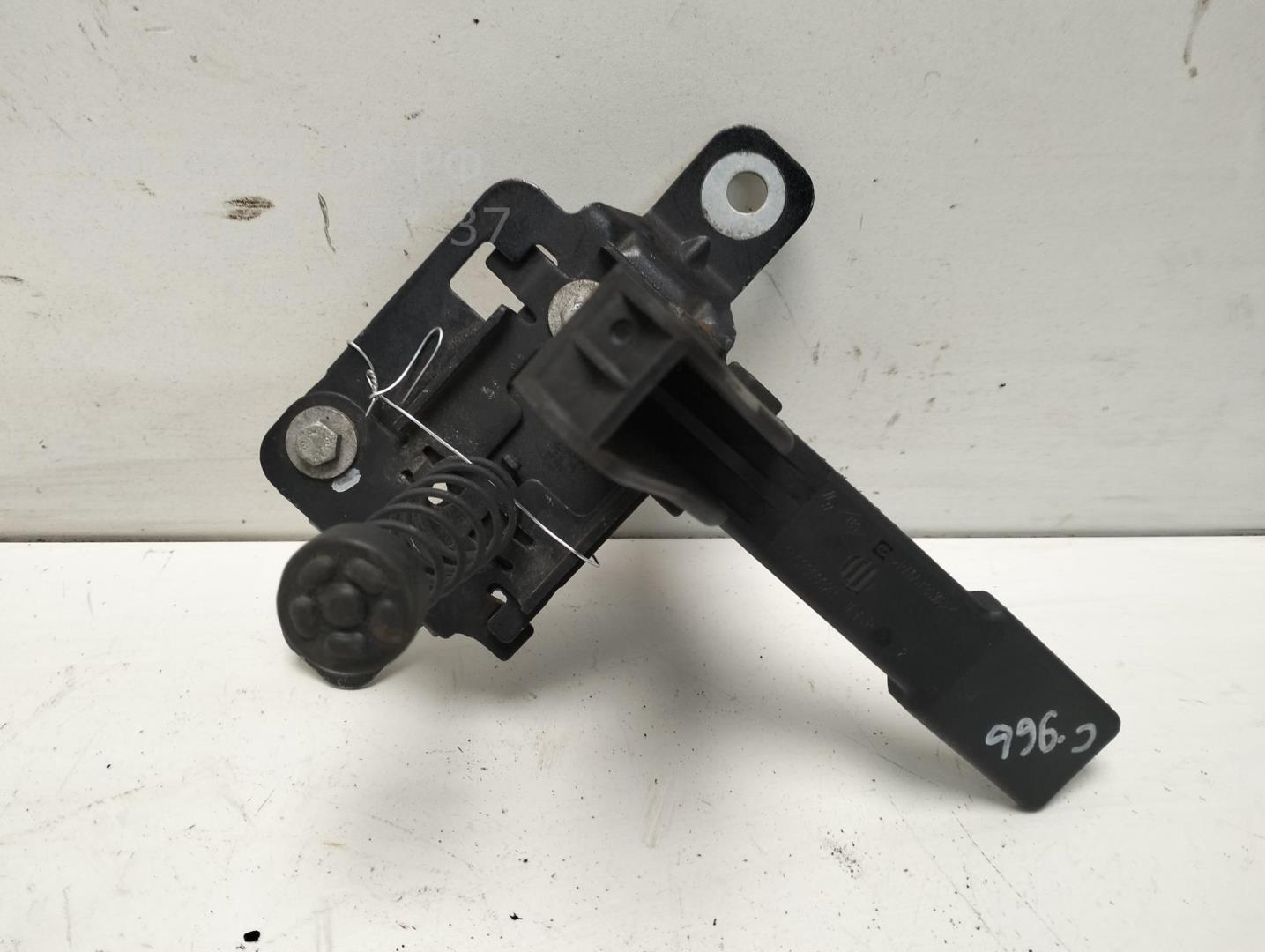 Замок капота