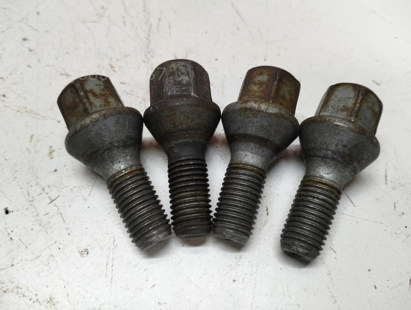 Болт колесный