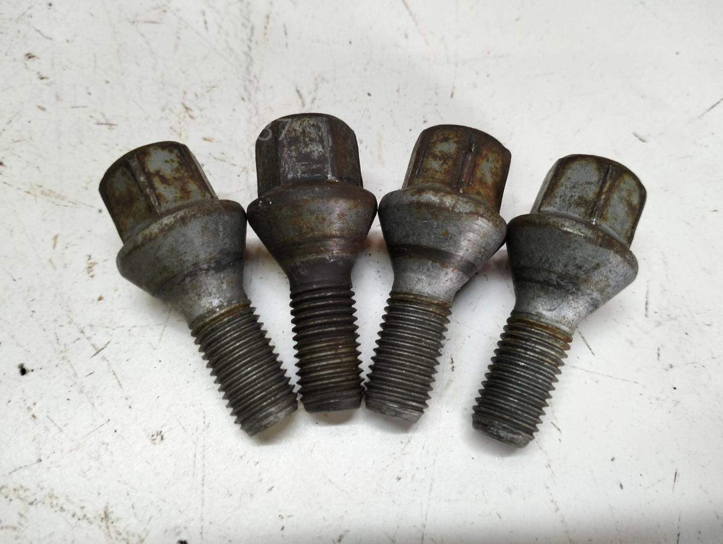 Болт колесный