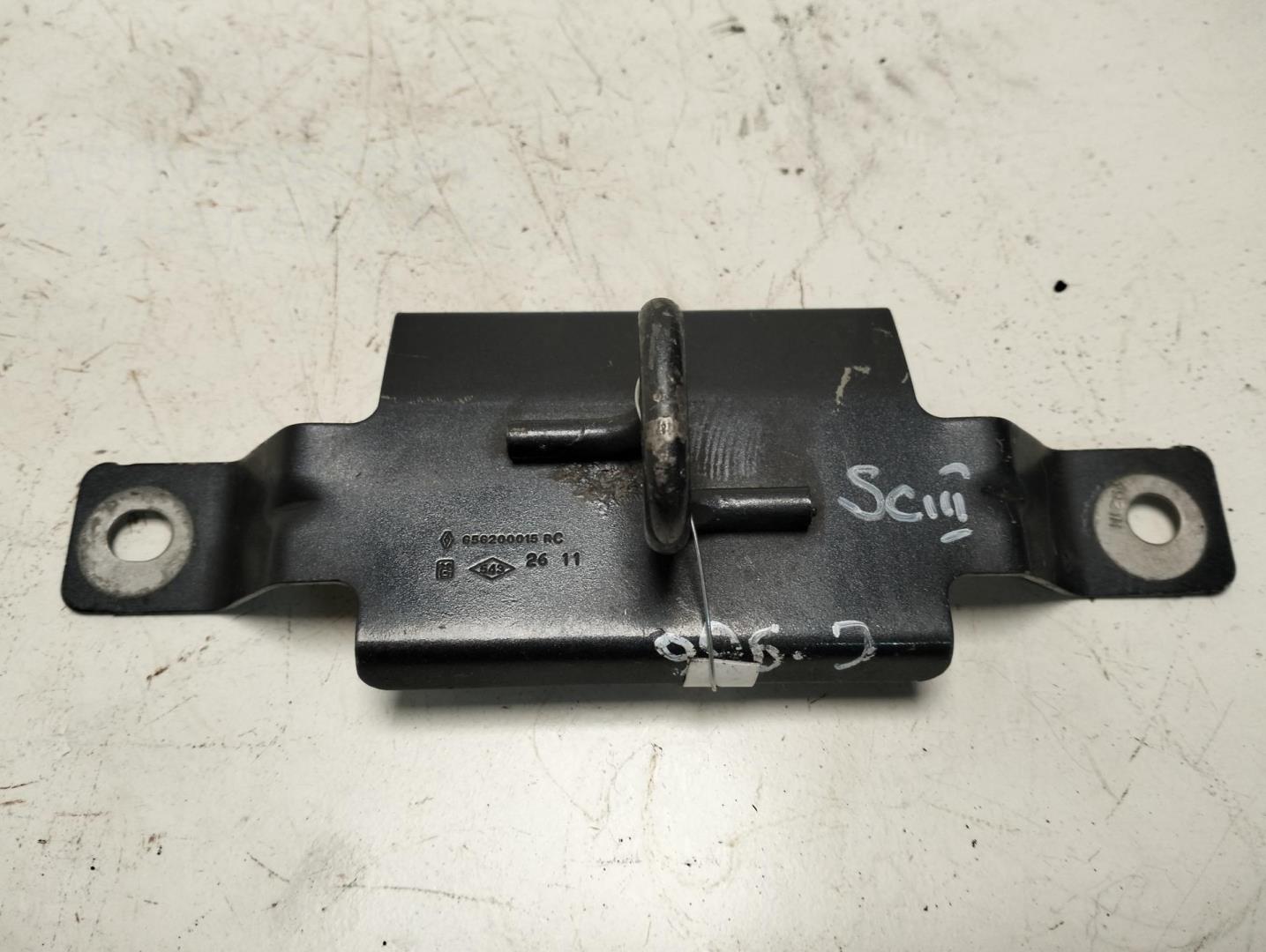 Замок капота