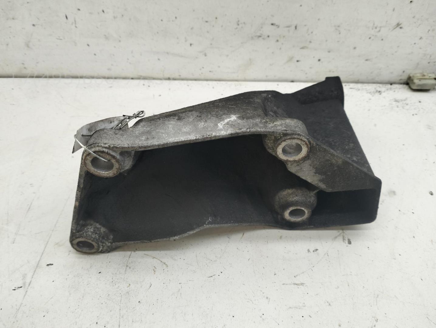 Кронштейн двигателя левый