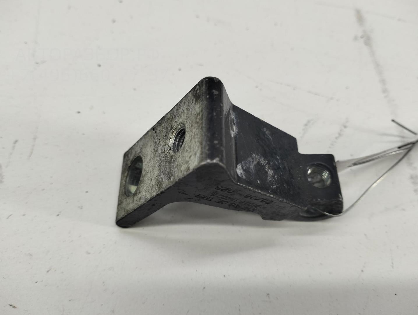 Петля двери