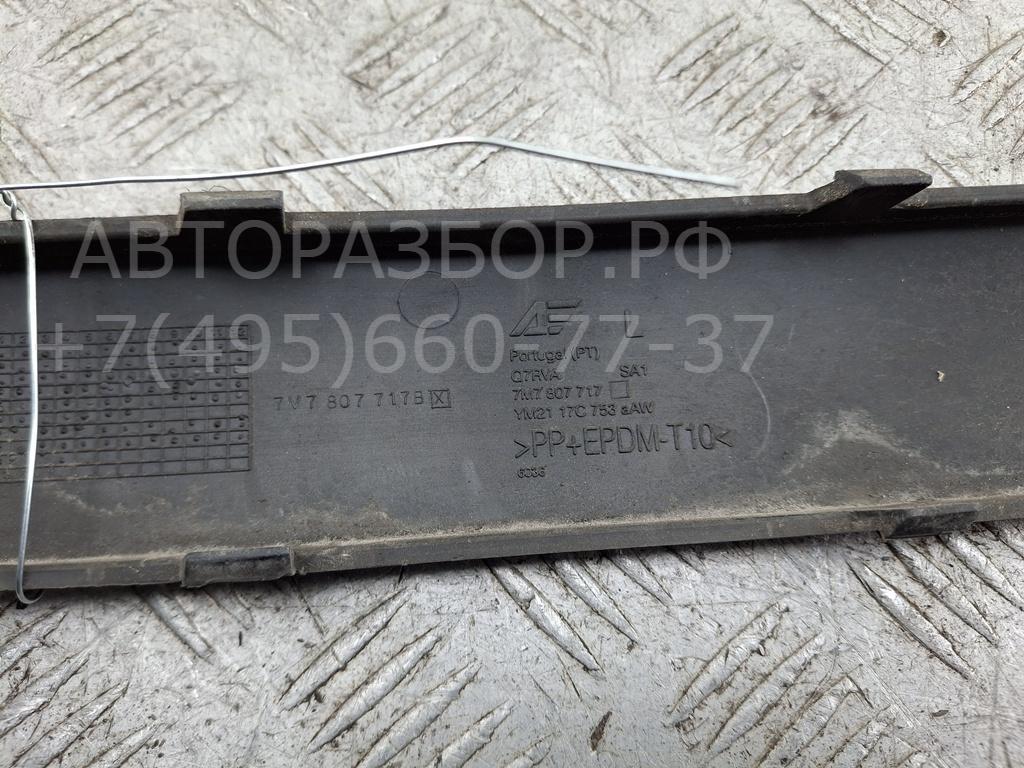 Молдинг переднего бампера левый