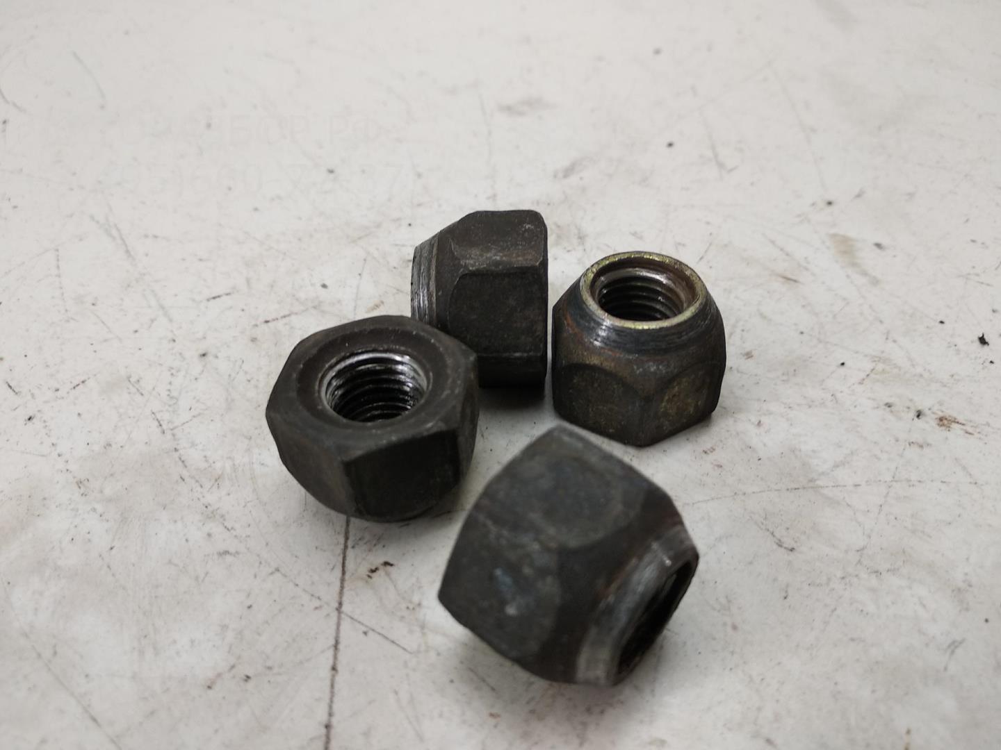 Болт колесный