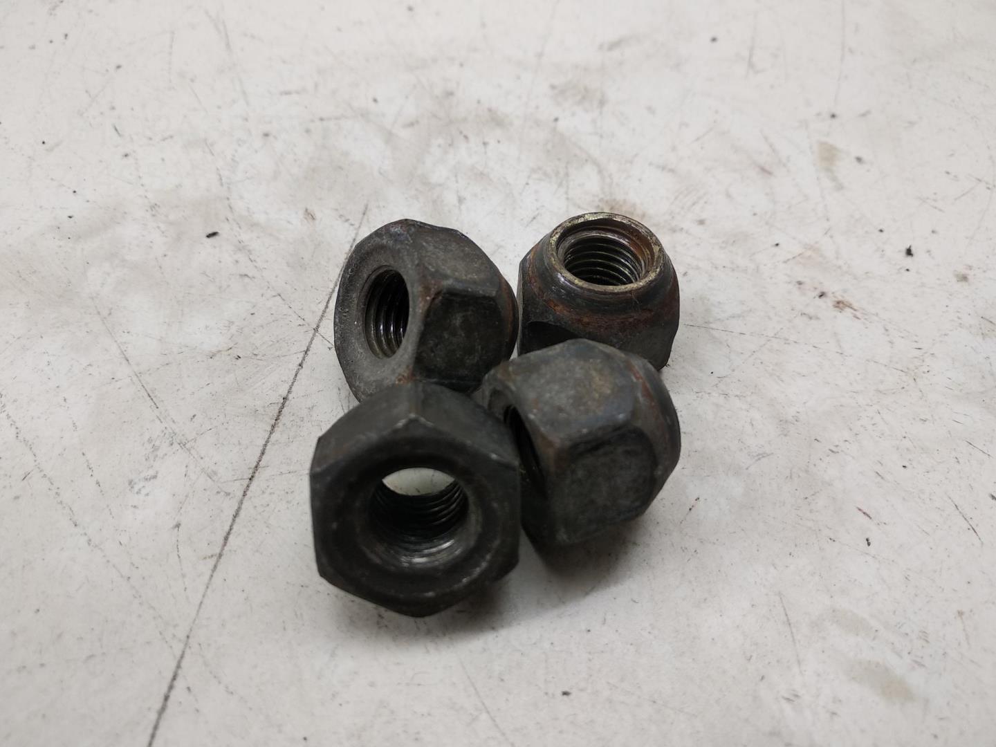 Болт колесный