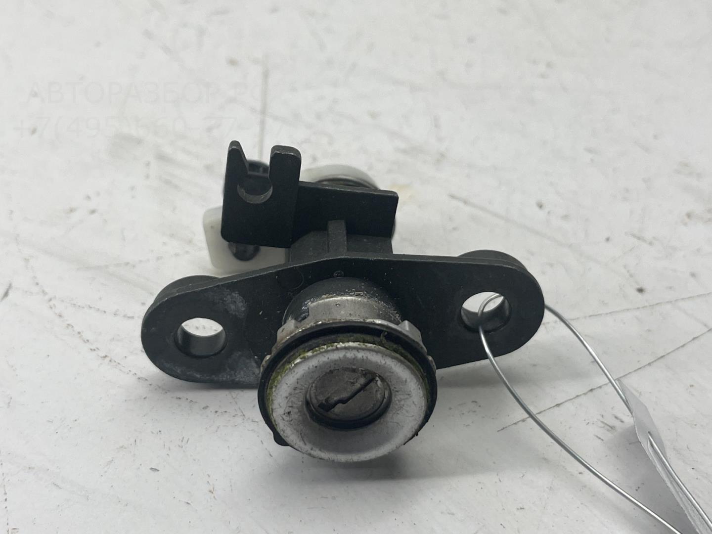 Вставка замка багажника