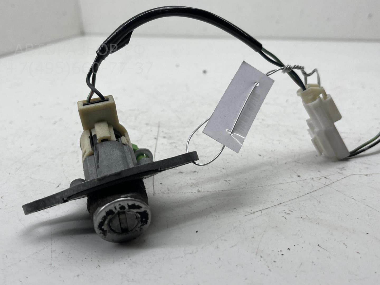 Вставка замка багажника