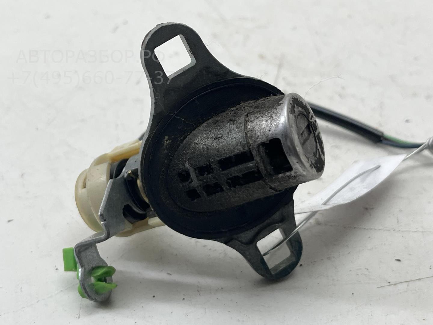 Вставка замка багажника