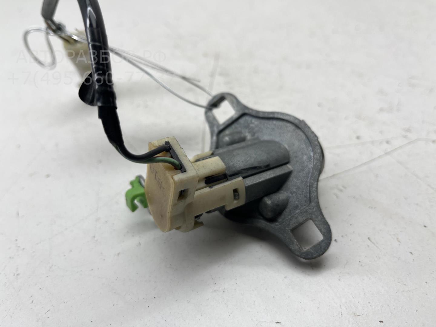 Вставка замка багажника