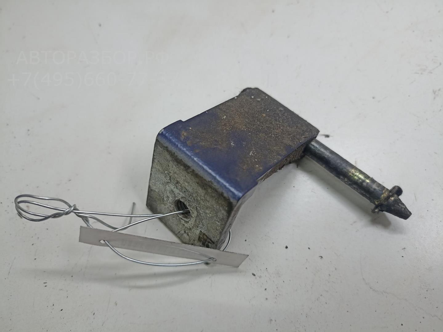 Петля крышки багажника