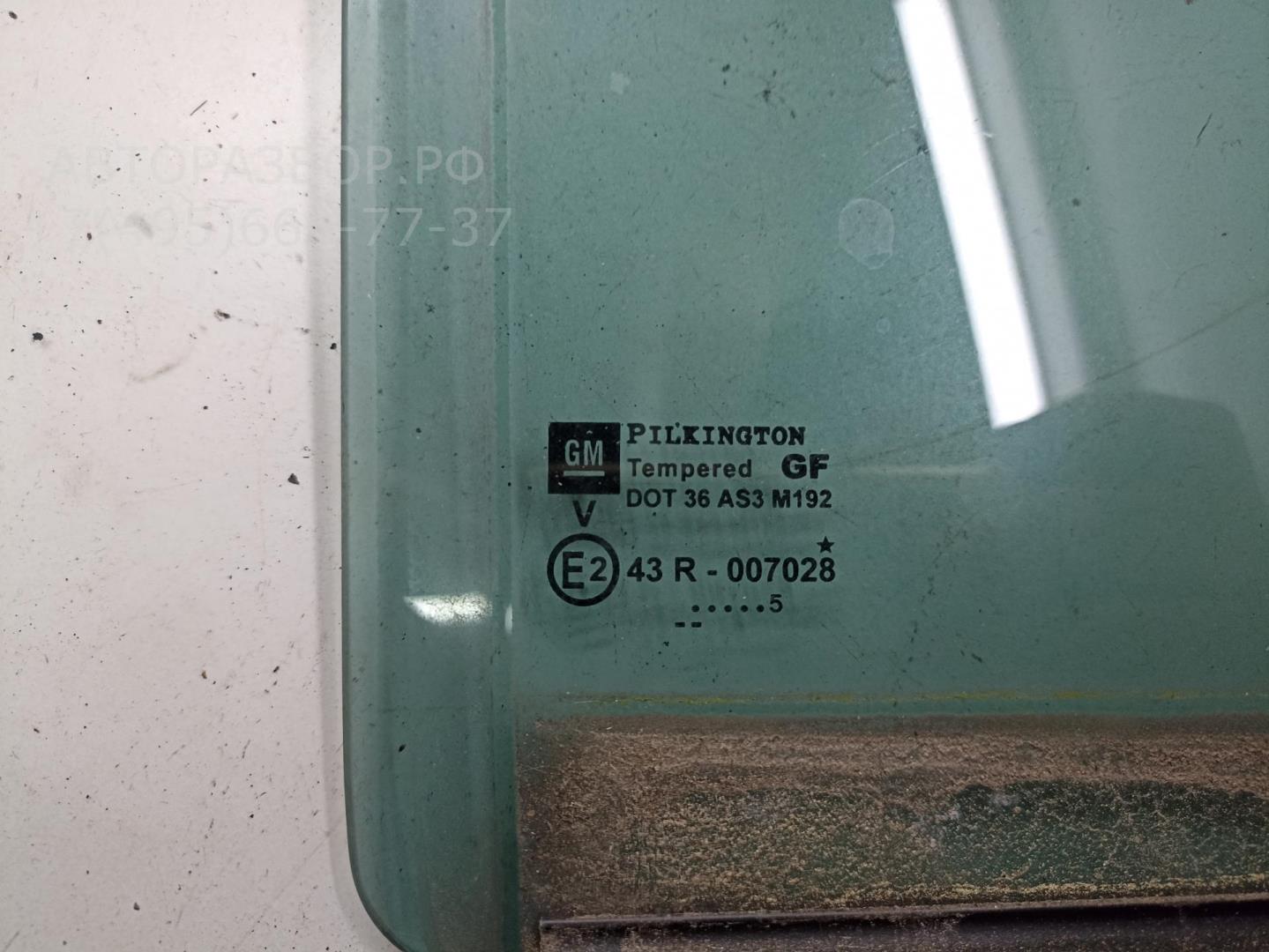 Стекло двери задней правой (форточка)