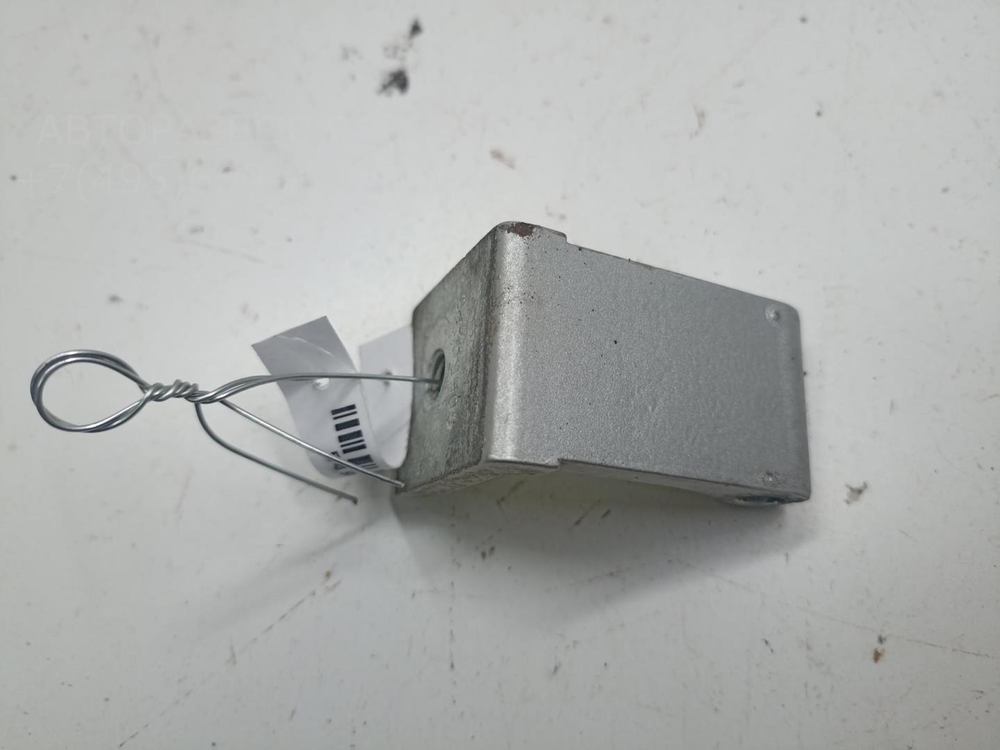 Петля крышки багажника