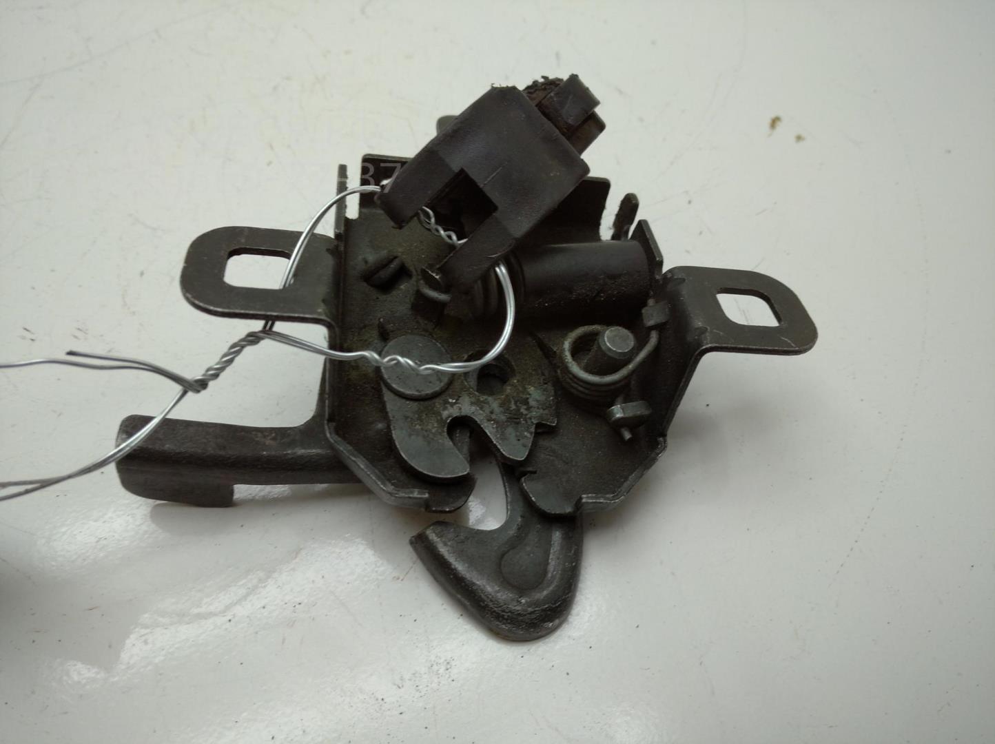 Замок капота