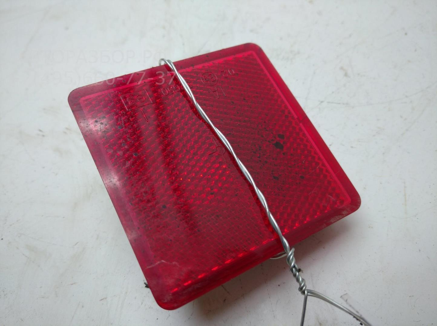 Отражатель передний правый у фары