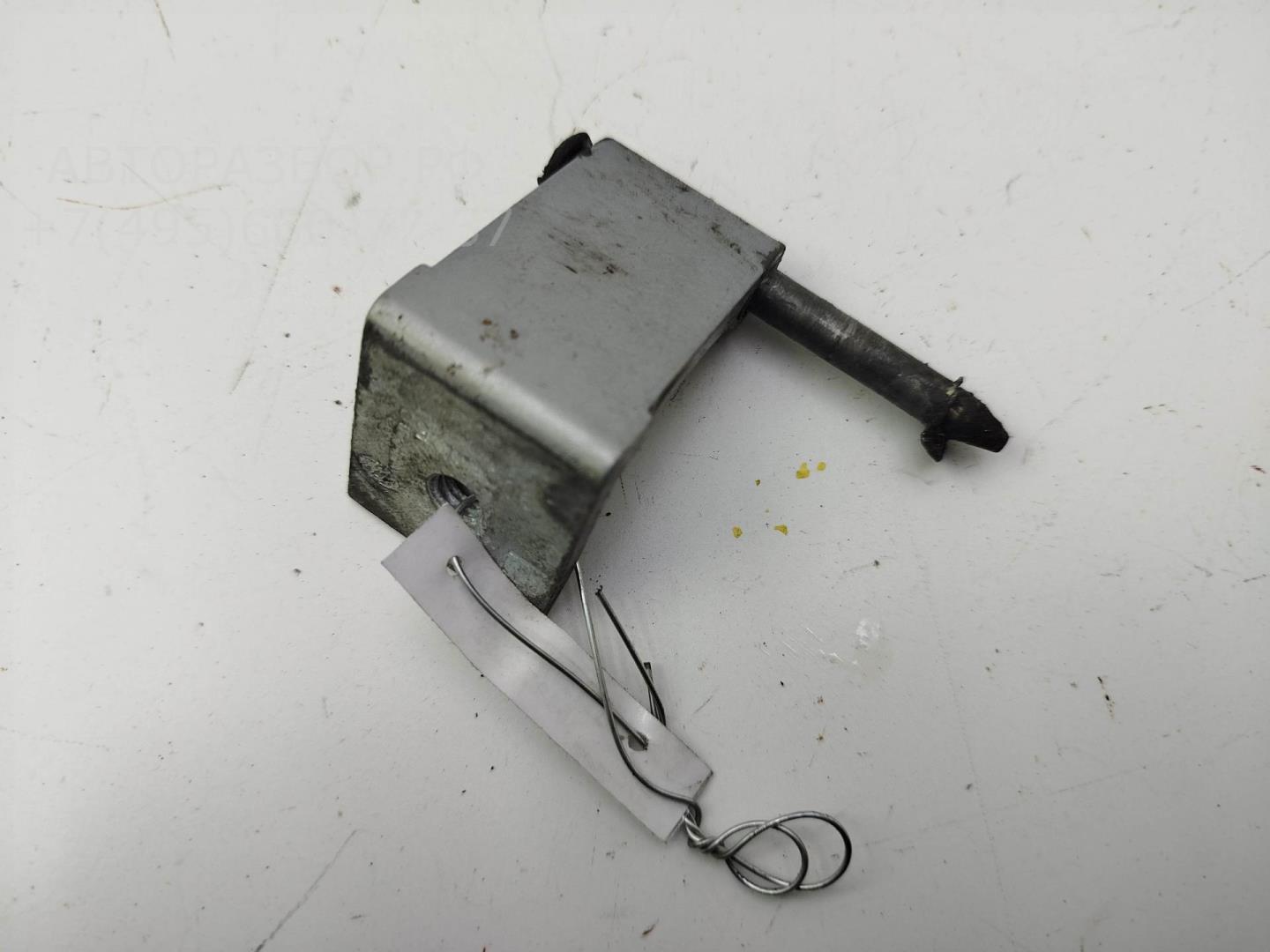 Петля крышки багажника