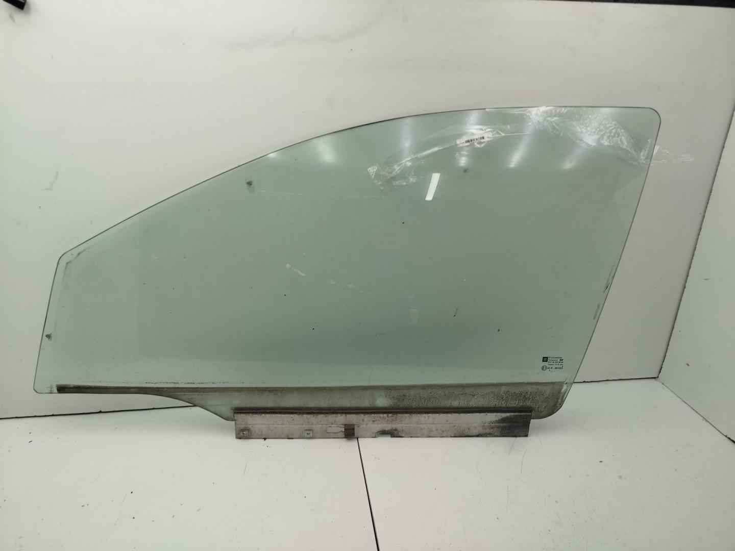 Стекло двери передней левой