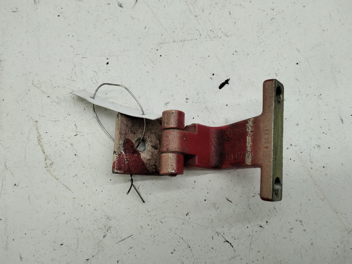 Петля крышки багажника