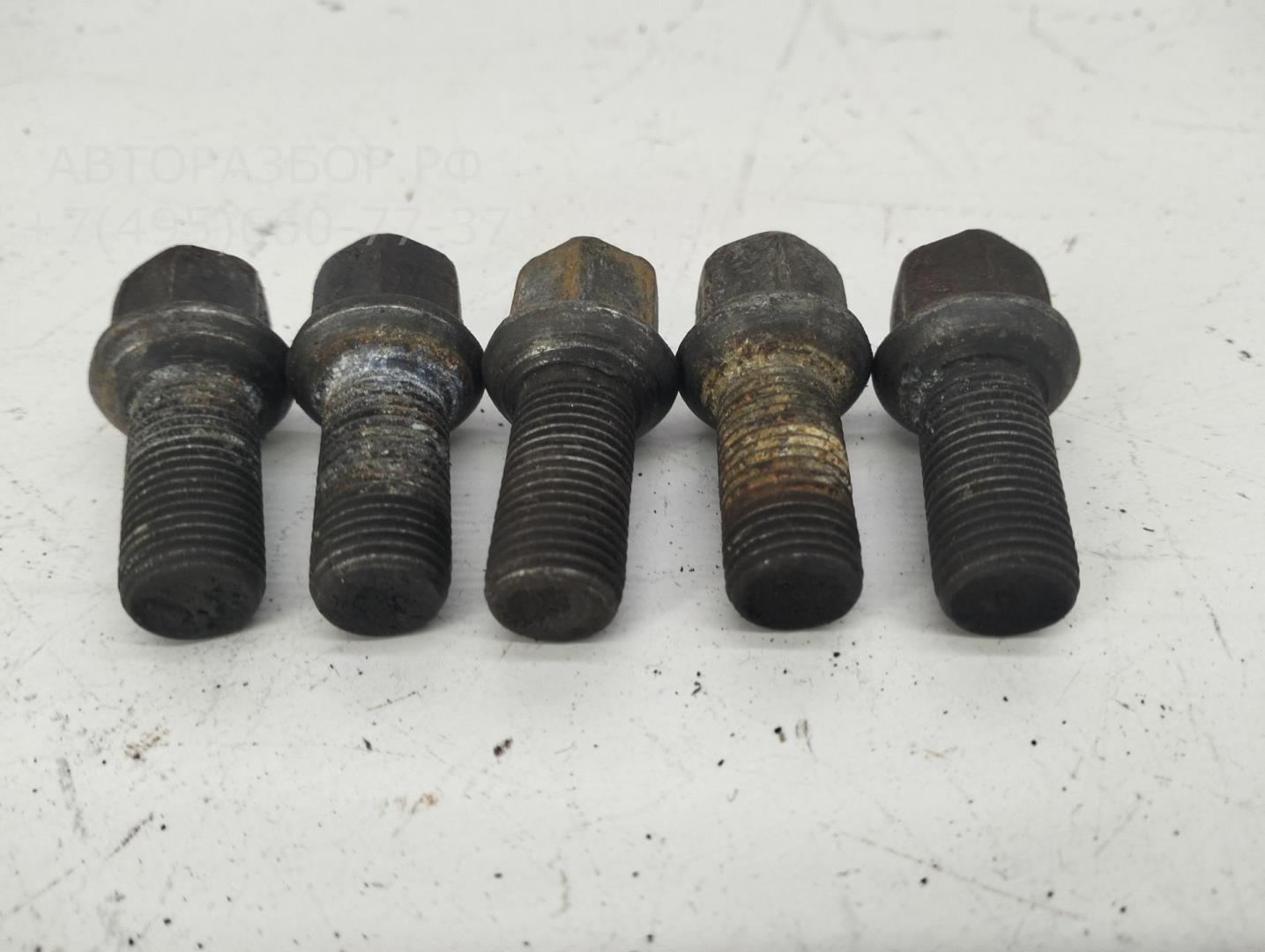 Болт колесный