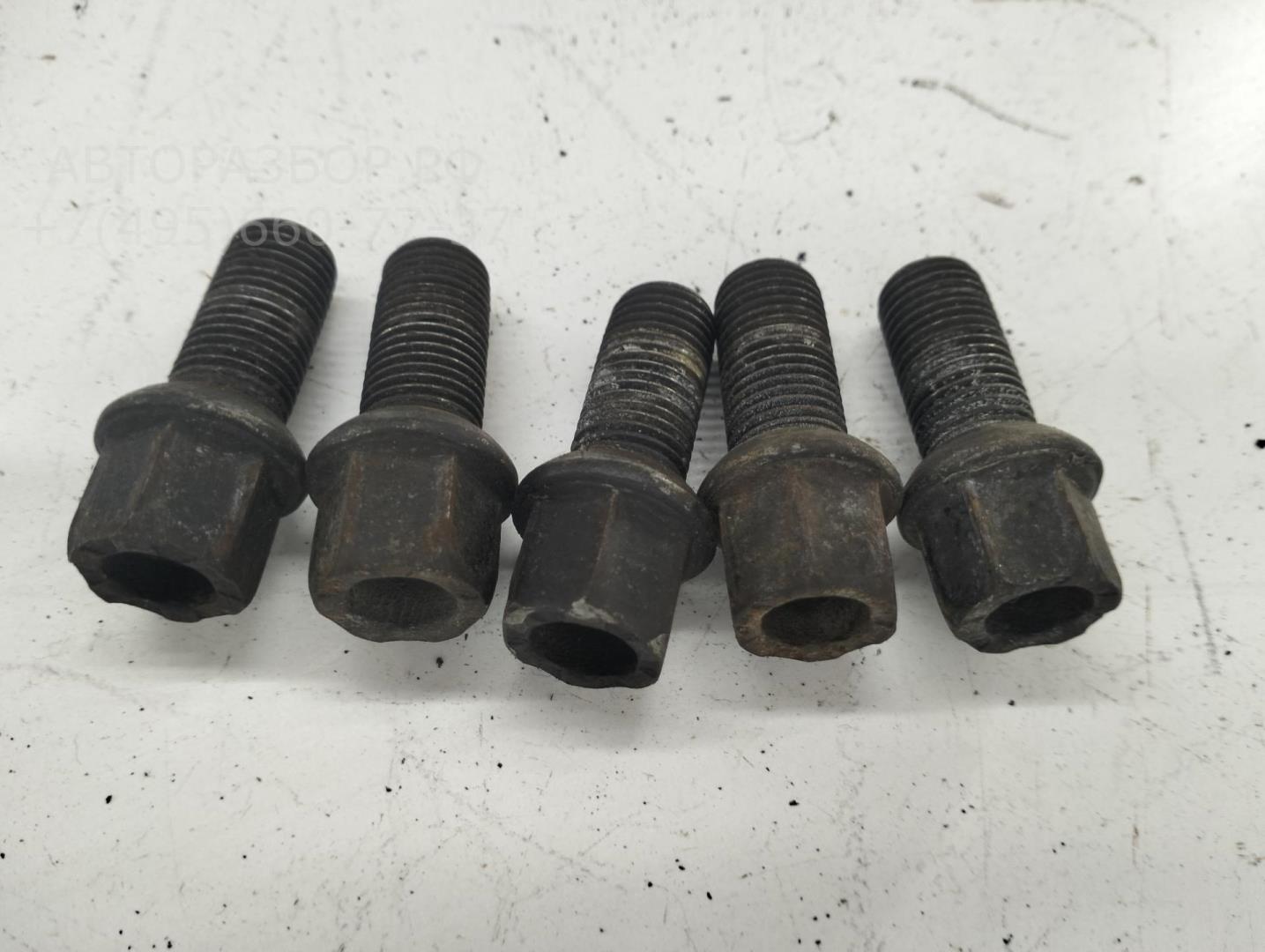 Болт колесный