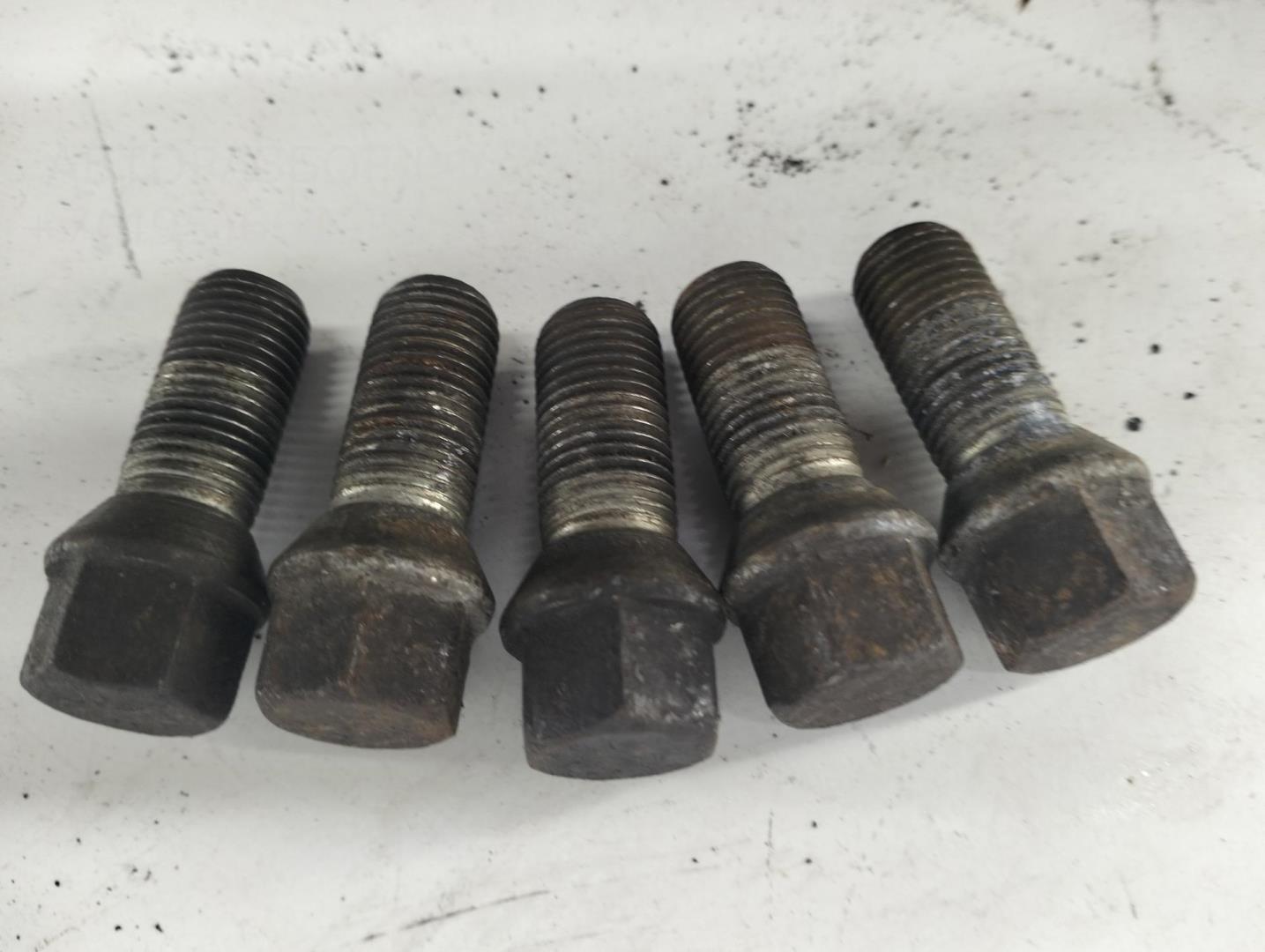 Болт колесный