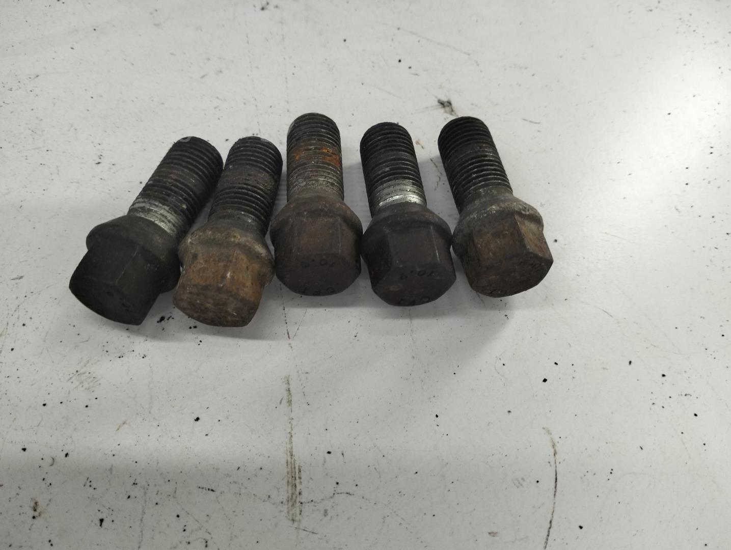 Болт колесный