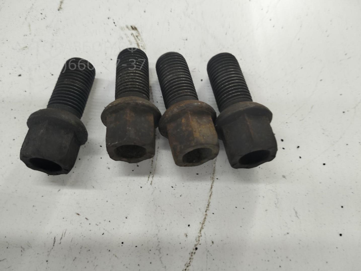 Болт колесный