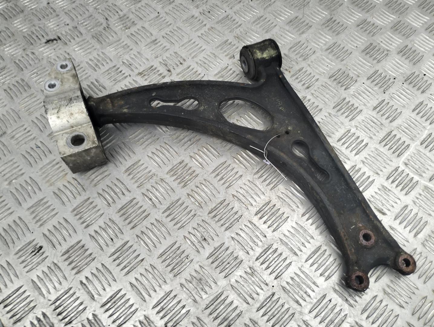 Рычаг передний левый