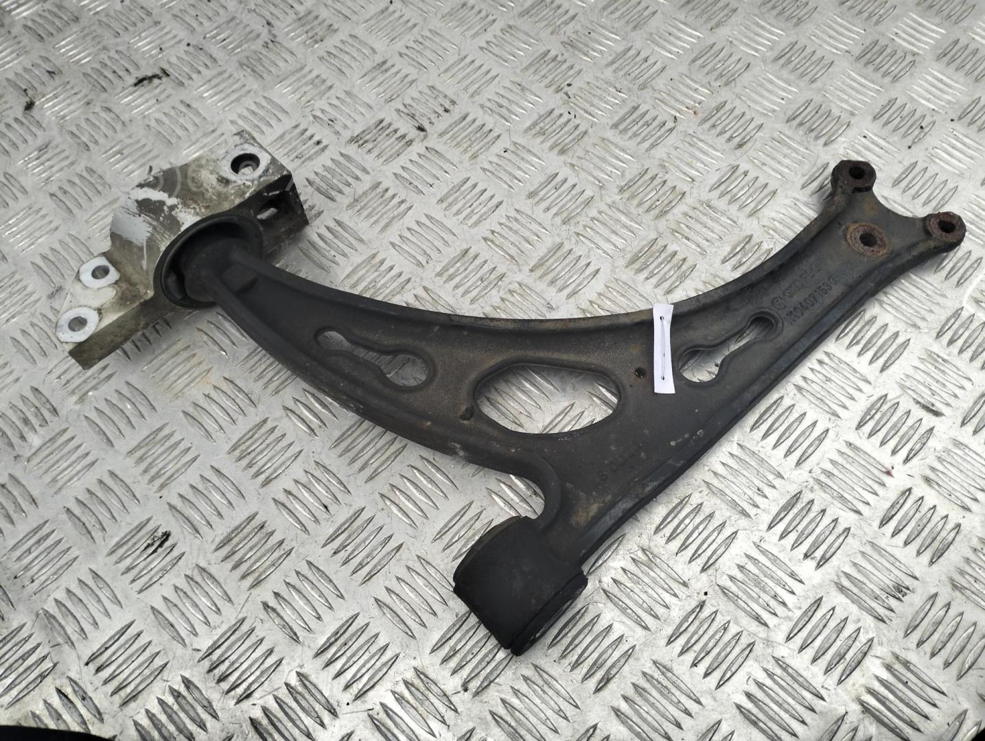 Рычаг передний левый