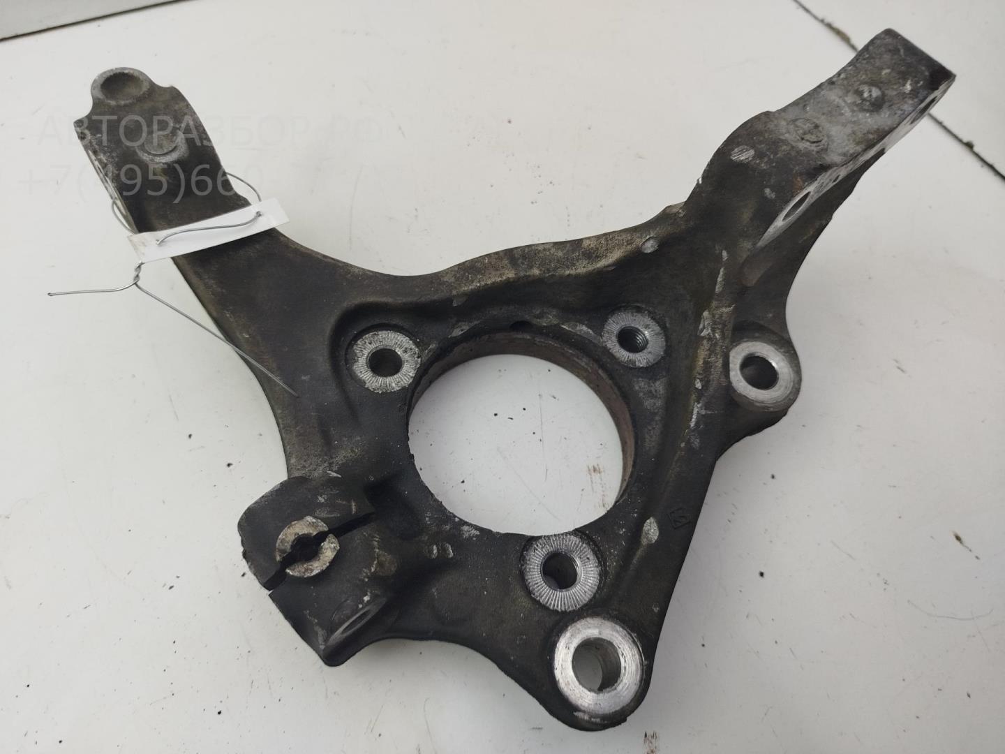 Кулак поворотный передний левый