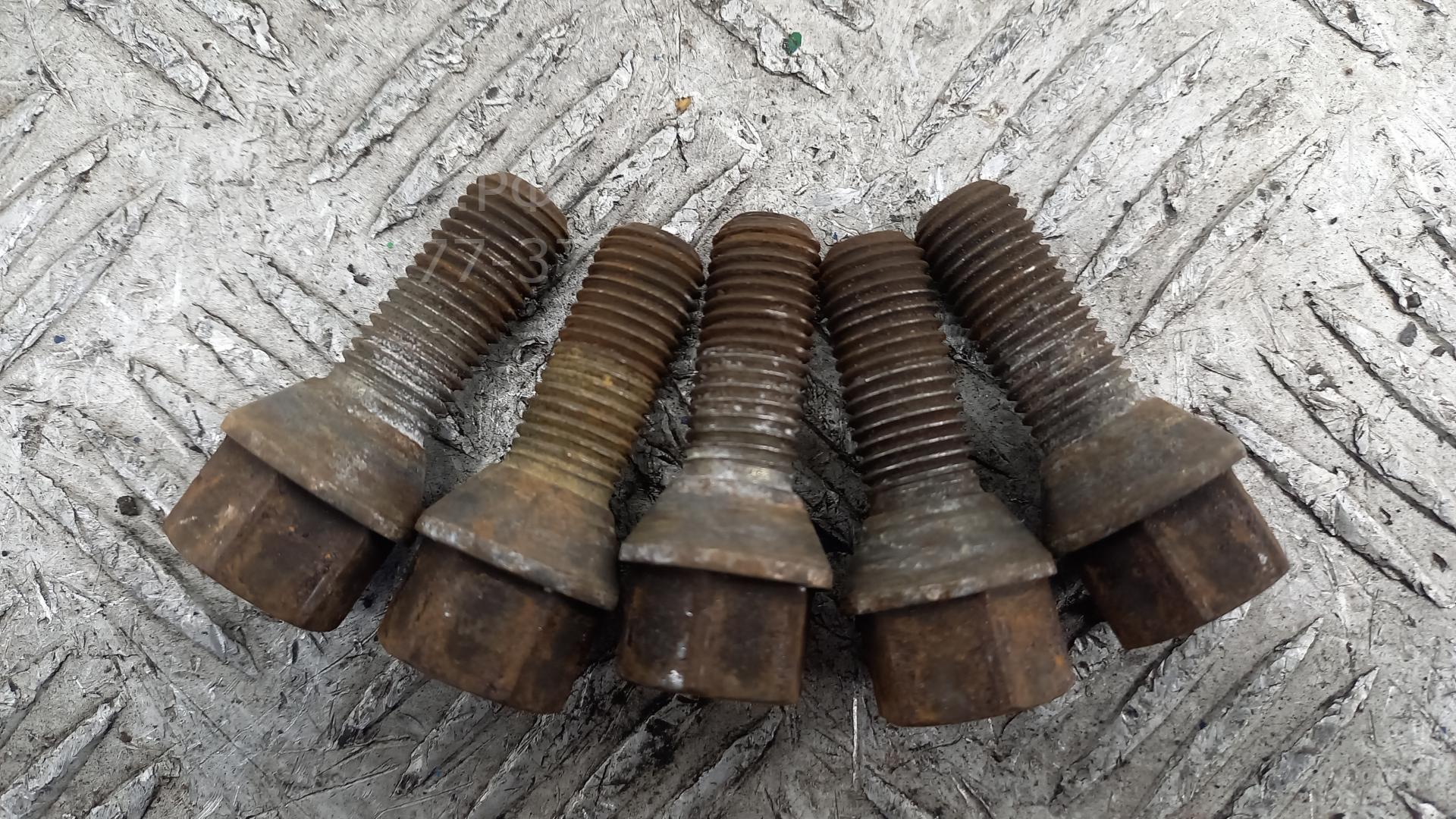 Болт колесный