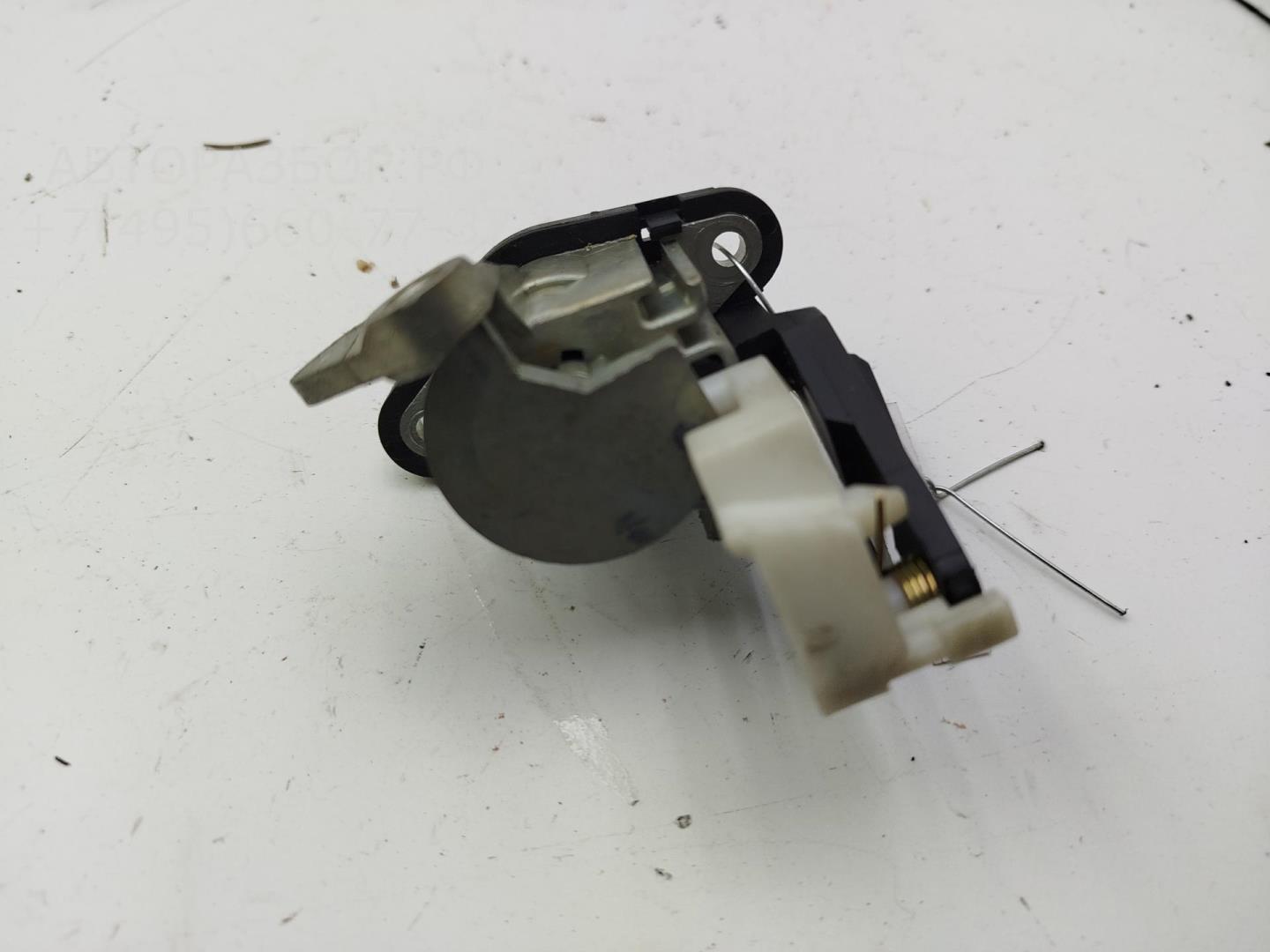 Кнопка открывания багажника