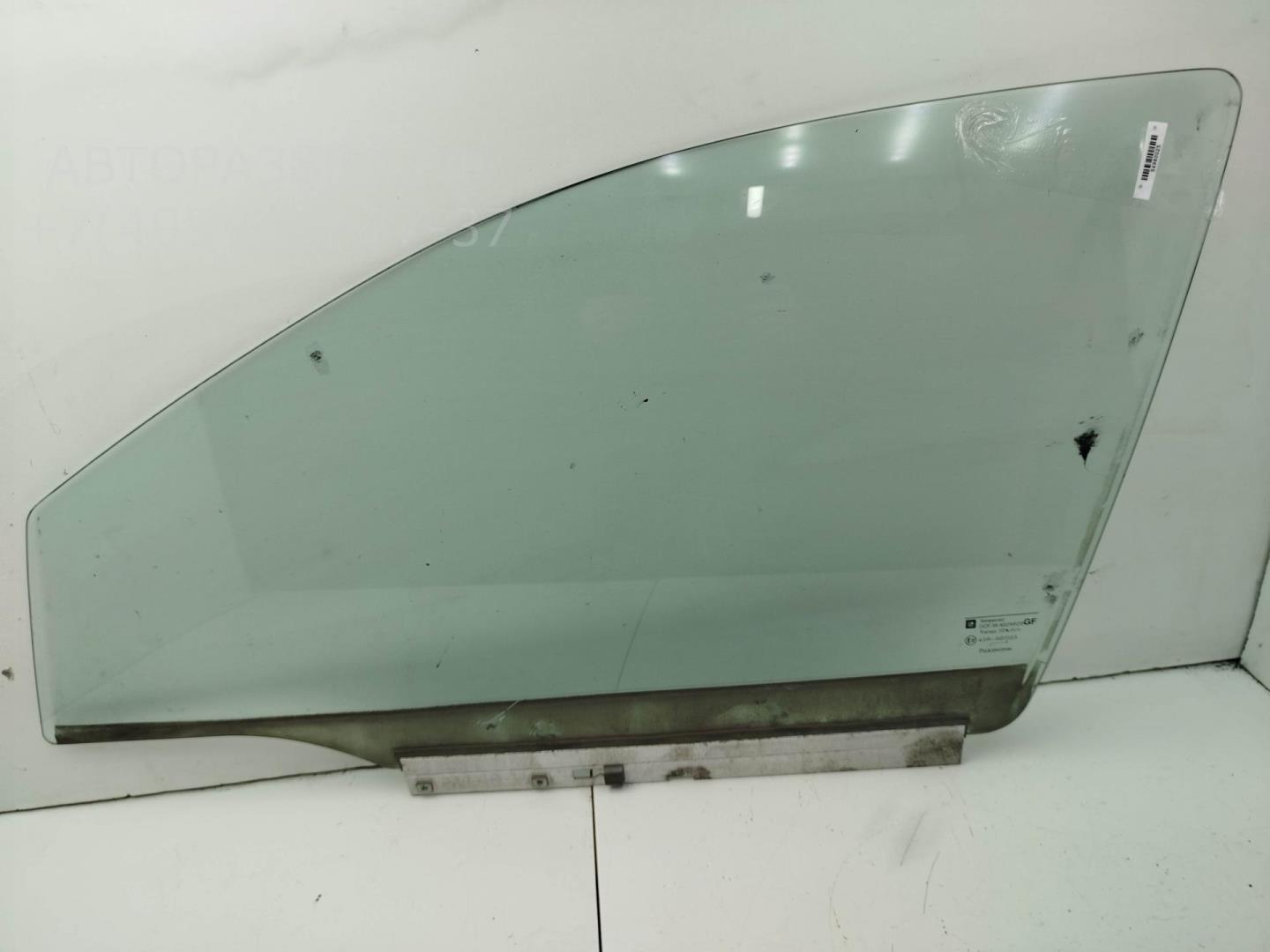 Стекло двери передней левой