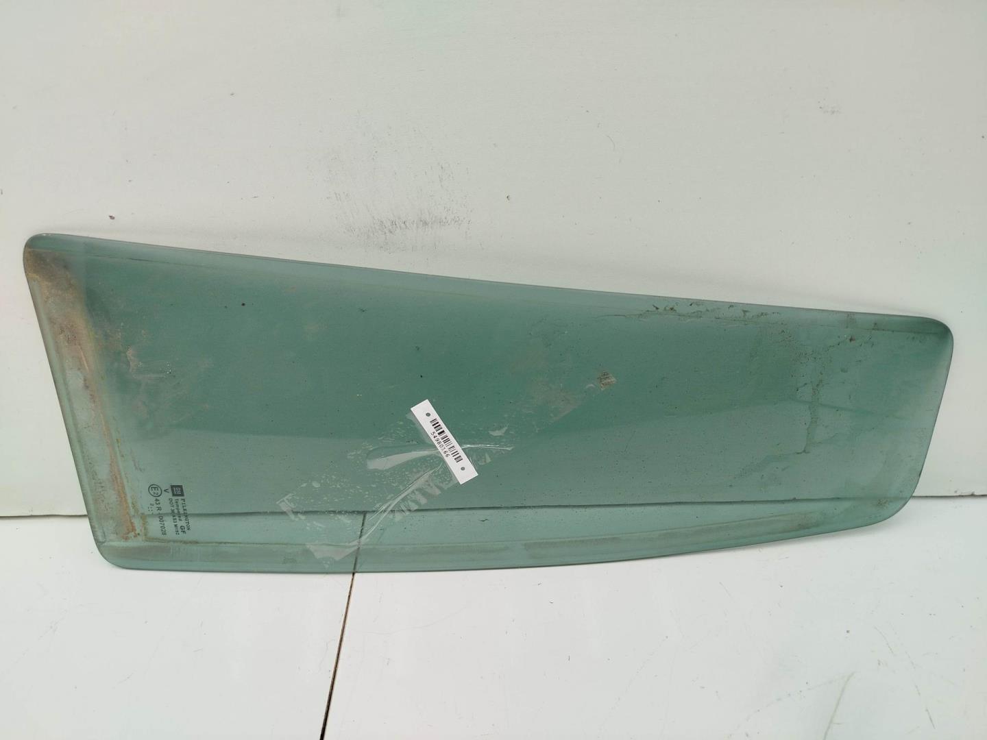 Стекло двери задней левой (форточка)