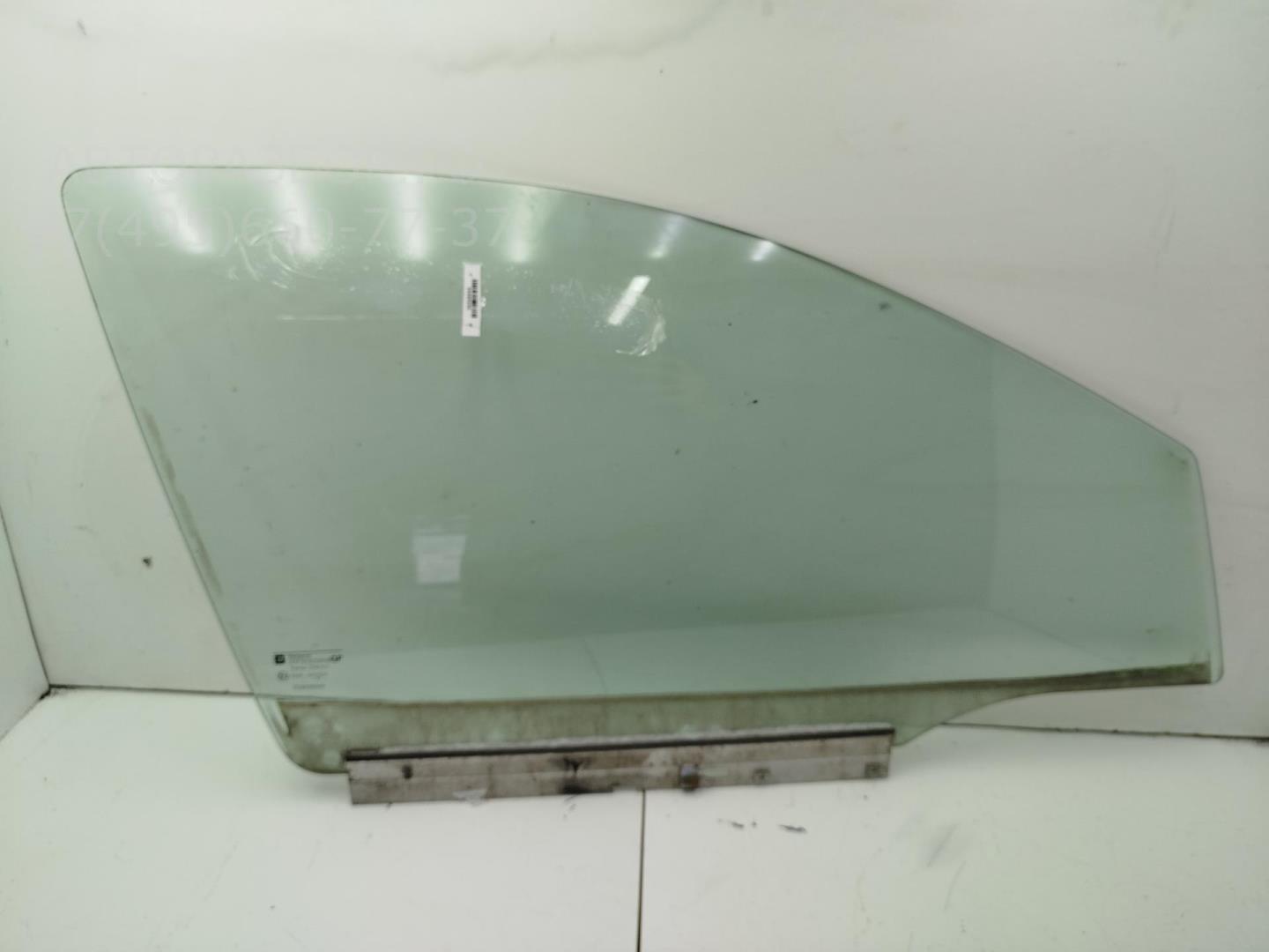 Стекло двери передней правой