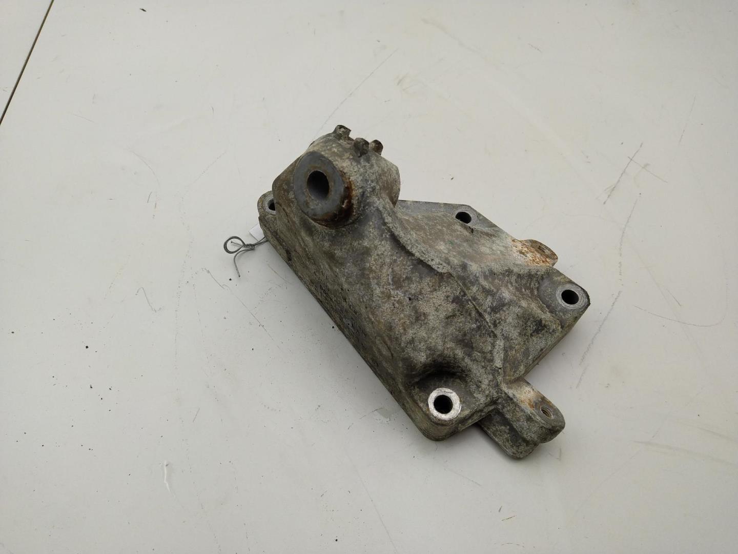 Кронштейн двигателя левый