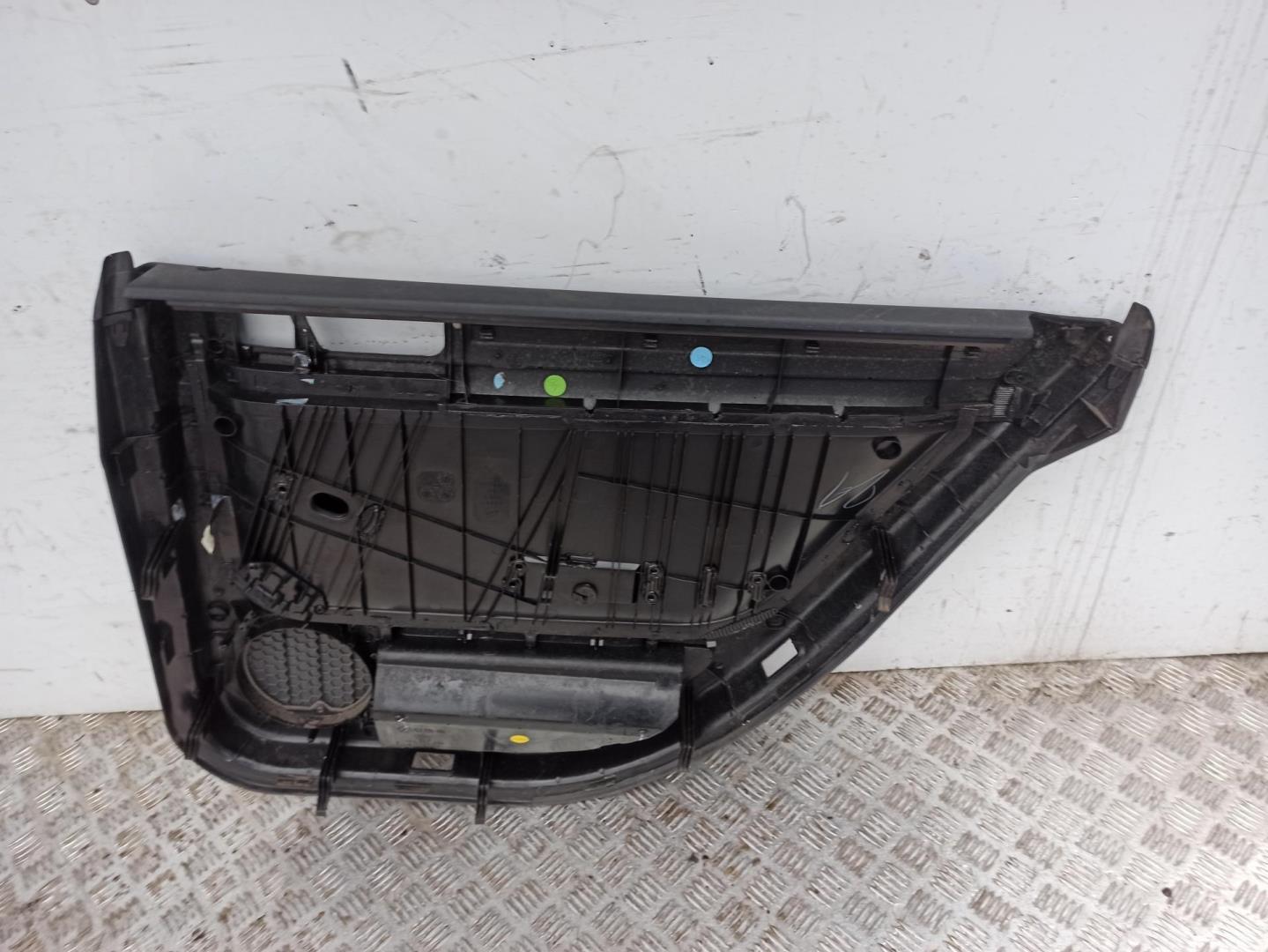 Обшивка двери задней левой