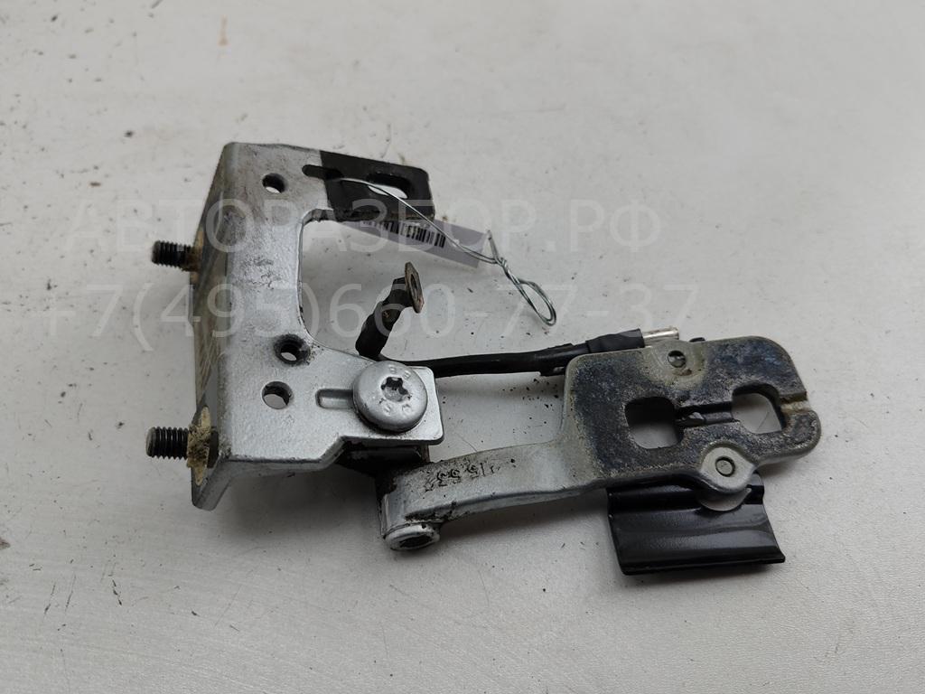 Петля крышки багажника