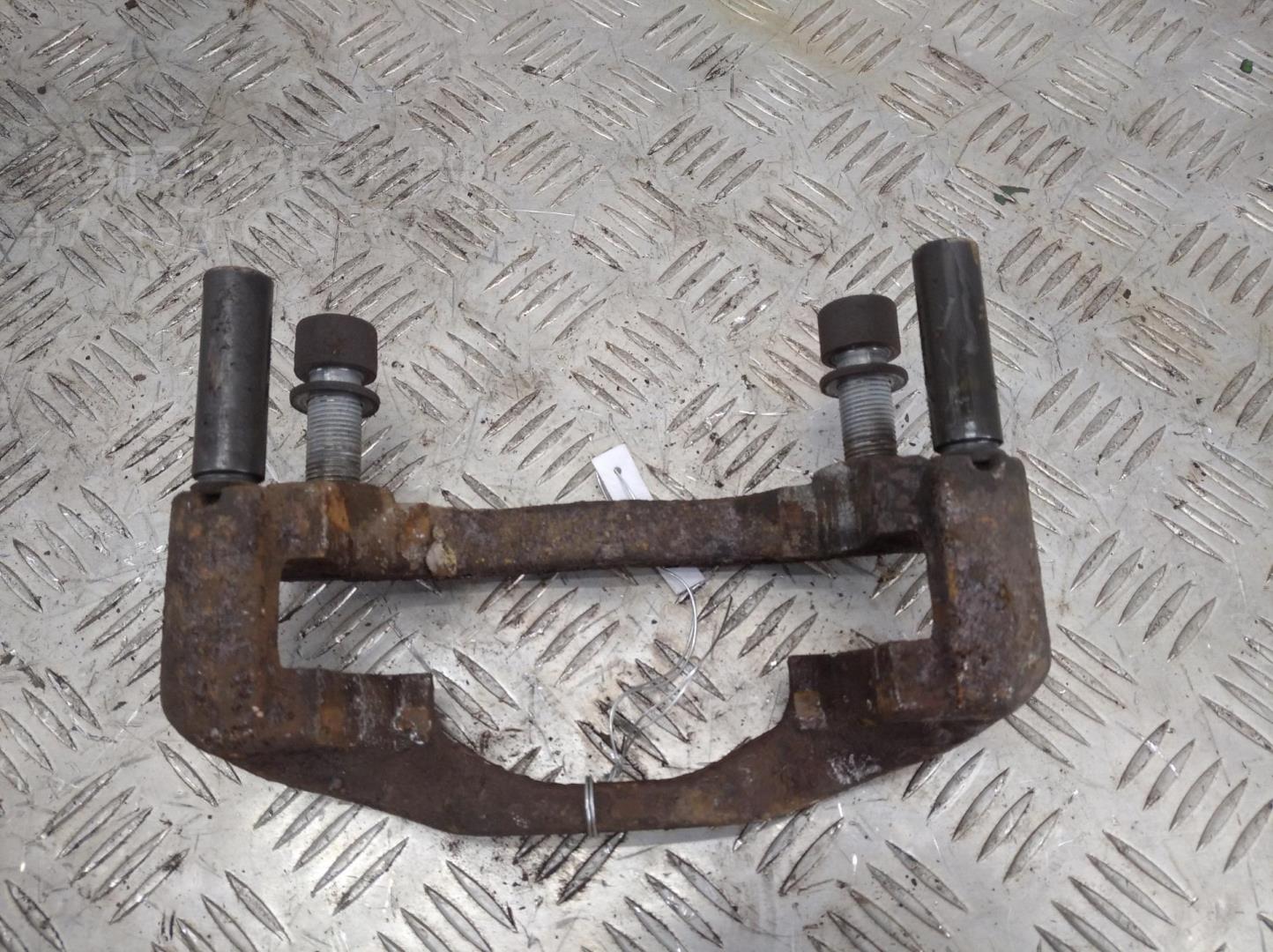 Скоба суппорта переднего