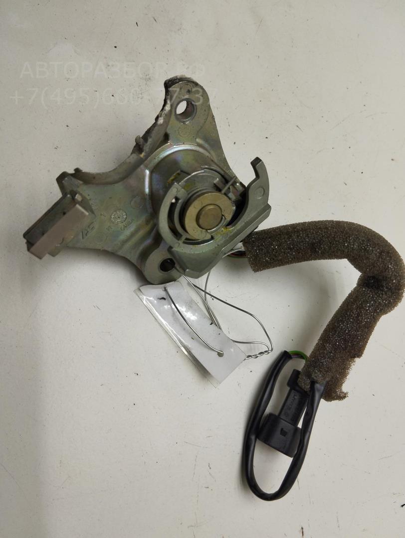 Вставка замка багажника