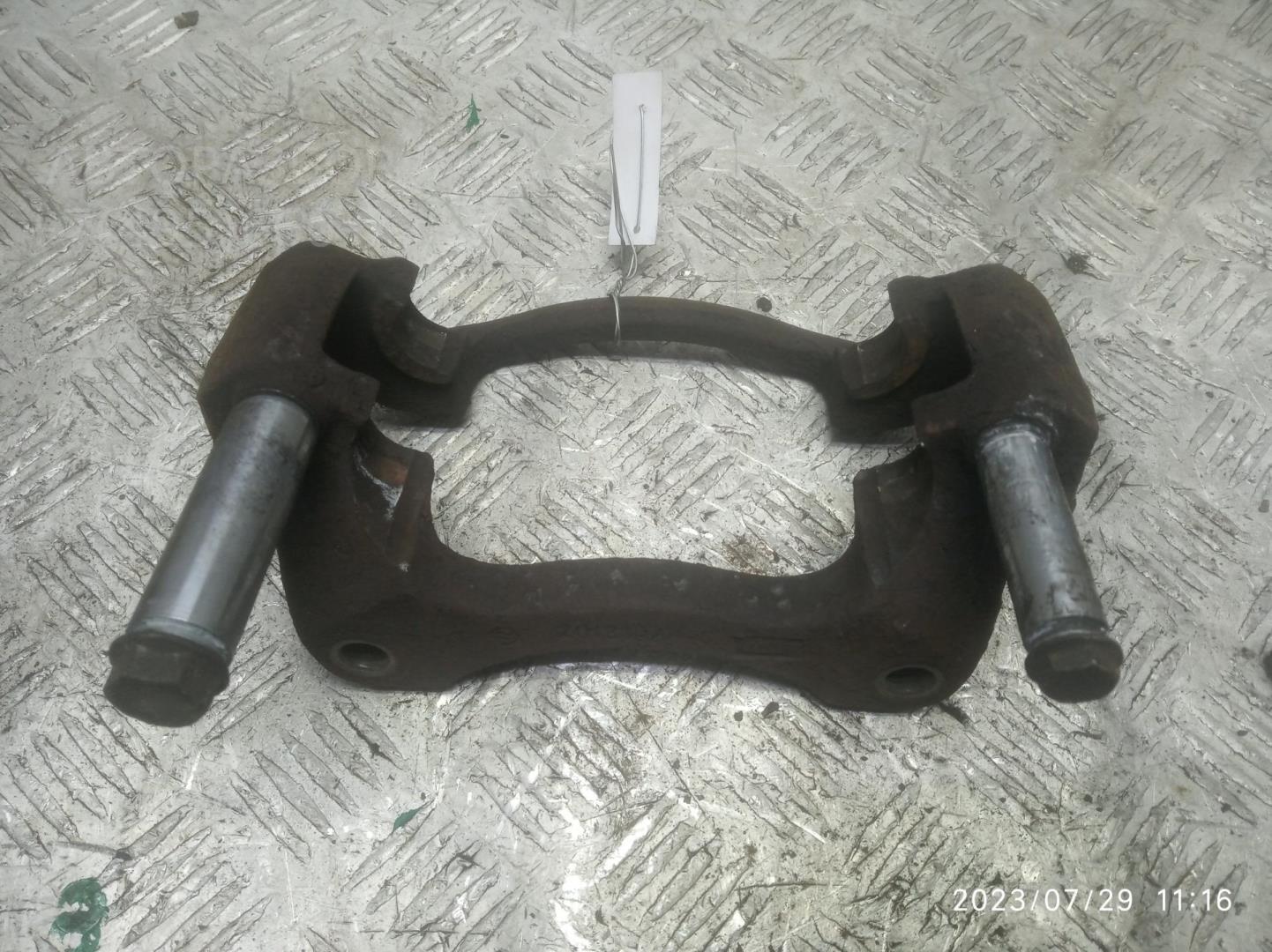 Скоба суппорта переднего