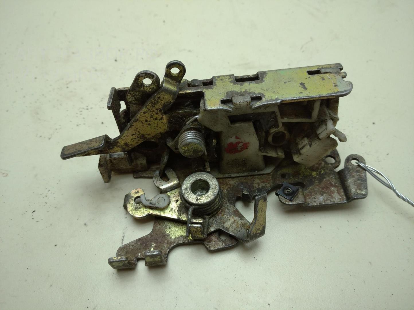 Замок двери передней левой