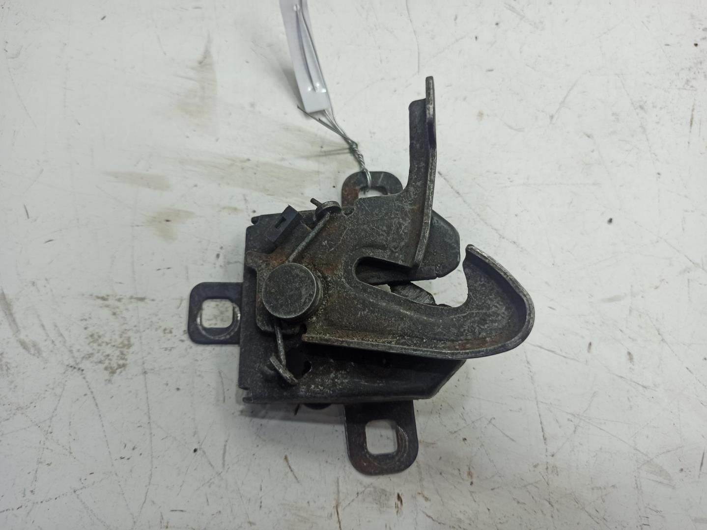 Замок капота