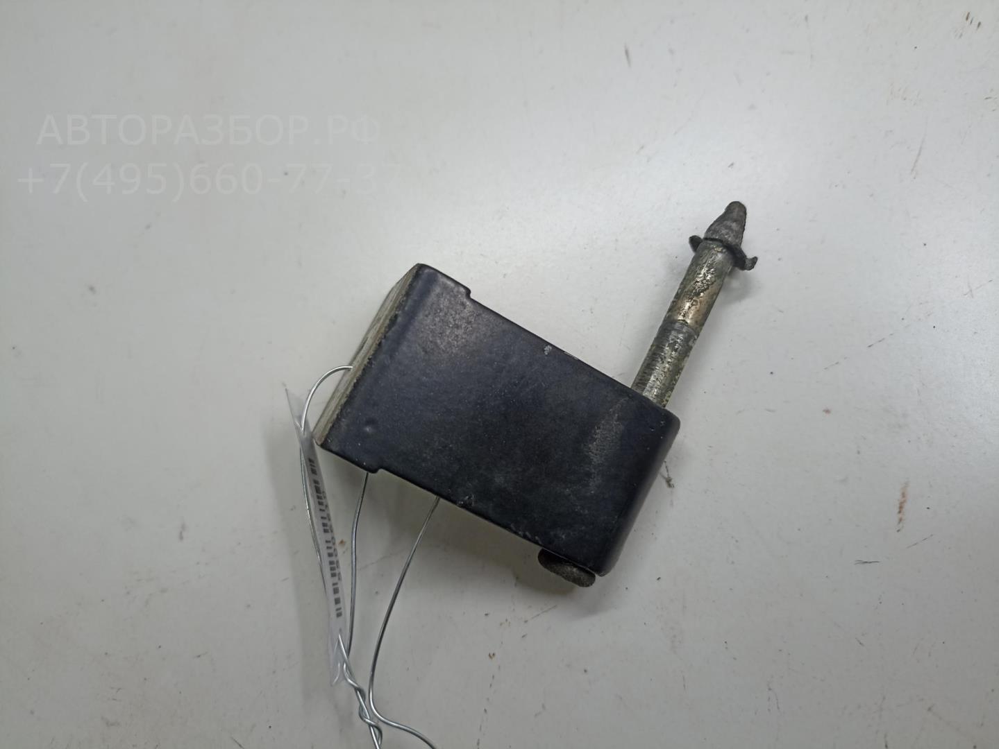 Петля крышки багажника